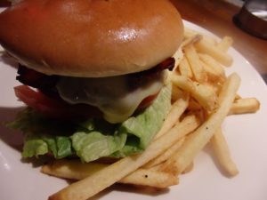 ＴＧＩフライデーズ 品川店!食べ応えあるハンバーガー TGI FRIDAYS